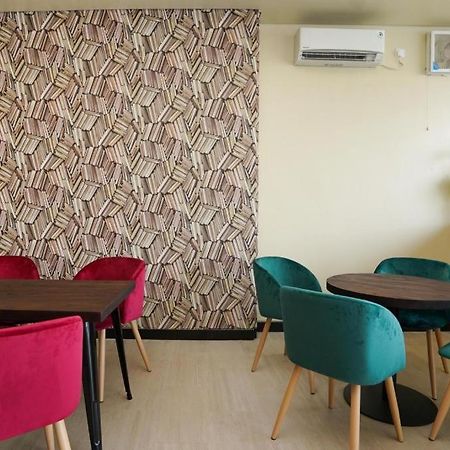 Oyo 1330 Hotel Cahaya 3 Surabaya Buitenkant foto