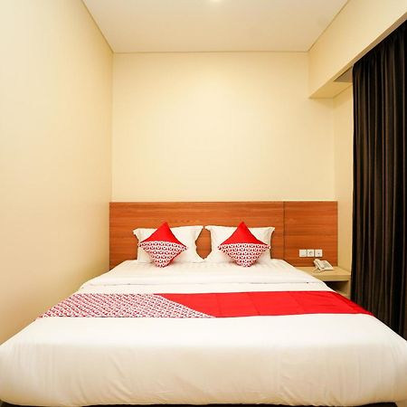 Oyo 1330 Hotel Cahaya 3 Surabaya Buitenkant foto
