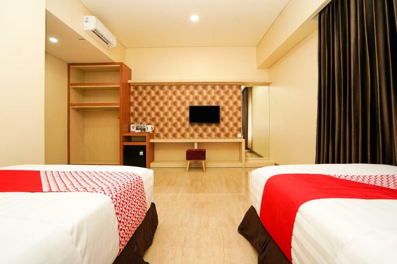 Oyo 1330 Hotel Cahaya 3 Surabaya Buitenkant foto