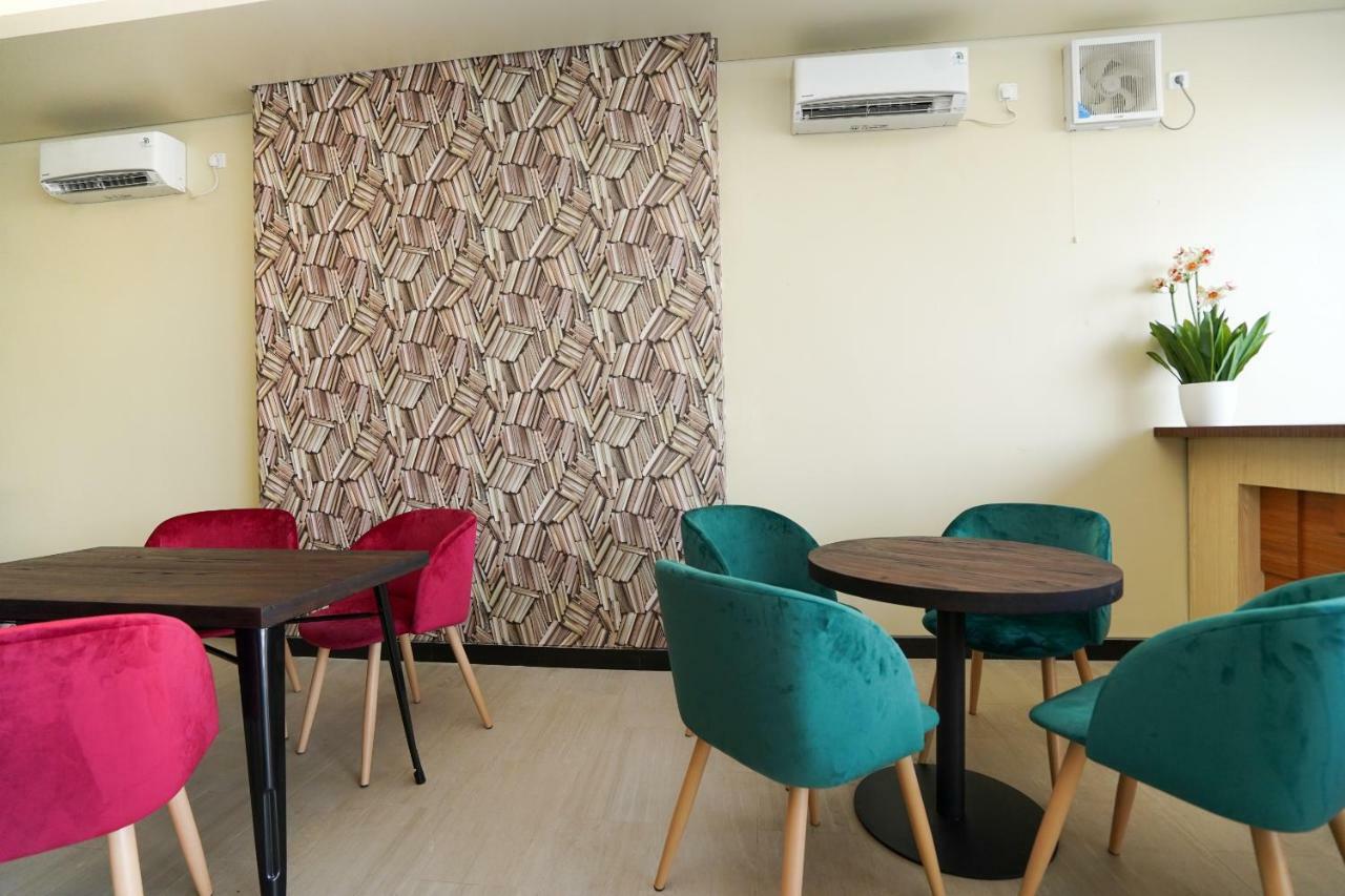 Oyo 1330 Hotel Cahaya 3 Surabaya Buitenkant foto