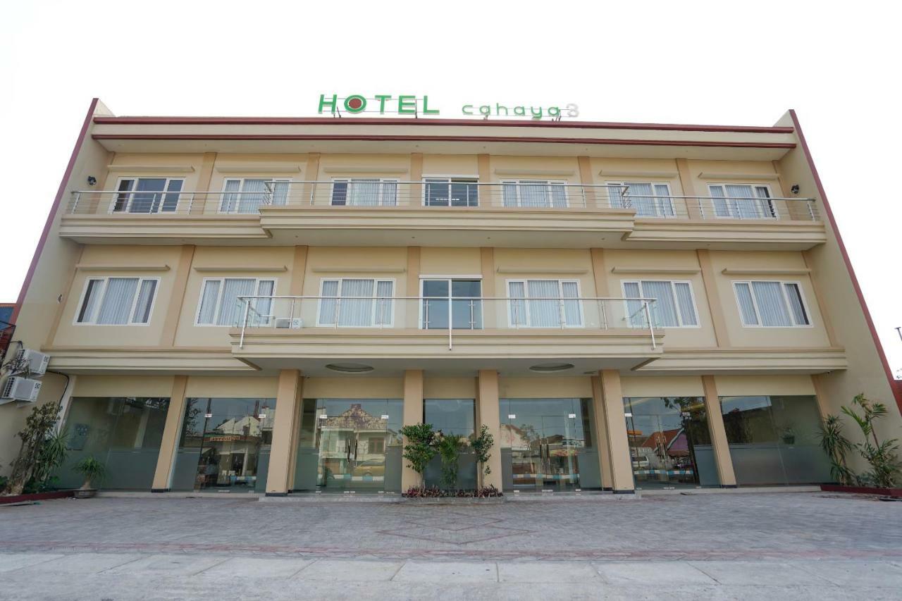 Oyo 1330 Hotel Cahaya 3 Surabaya Buitenkant foto