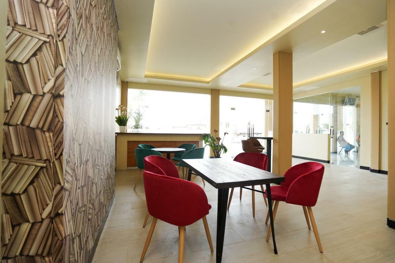 Oyo 1330 Hotel Cahaya 3 Surabaya Buitenkant foto